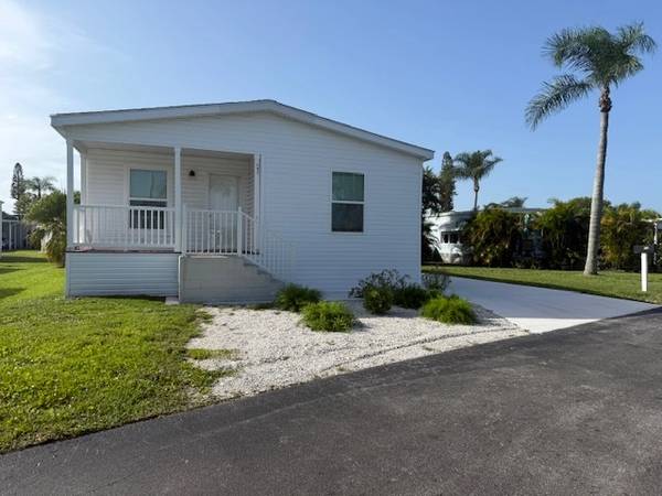 $2,000 / 3br - 1456ft2 - 3 bed / 2 bath. Refreshing resort style pool! (Fort Pierce)63799881747073120