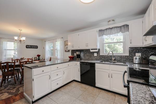 $675,000 / 5br - 3085ft2 - Hermosa casa de 5 dormitorios en Hudson, NH – Suite para suegros y oasis en el patio trasero (Hudson)63656262286593122
