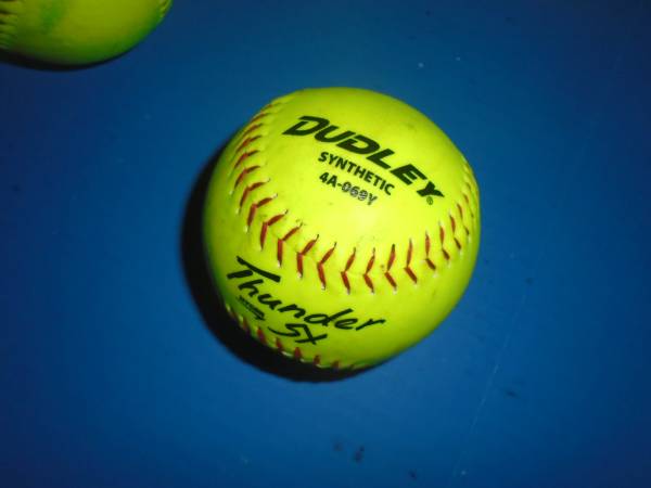 18 Softballs - $1 (bellevue)63444090091009121