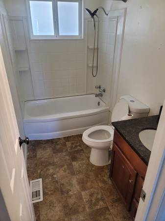 $1,850 / 2br - 1550ft2 - “Amplio dúplex de 2 dormitorios con sótano y garaje – ¡a pie del parque Howard Amon!” (Richland)63811290396035123