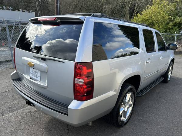 2013 Chevrolet Suburban LT 1500 4WD --DVD, Third row, Clean title-- - $16,995 (kirkland)63613935088897124