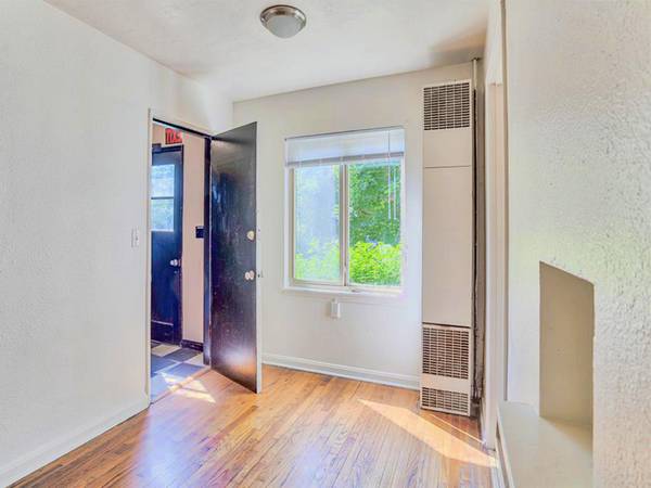 $1,350 / 1br - SPECIAL - $300 OFF | Hardwood Floors, Ceiling Fan + Pets Accepted (Hawthorne District)63845978297347123