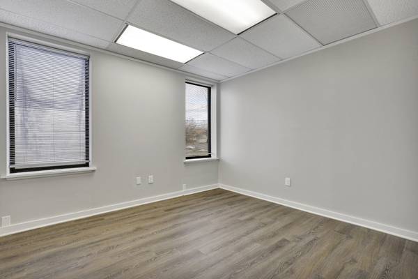 $150 🌟Espacio de Oficina Prime en Alquiler - 835 Louisa St. 🌟 (Lansing)63620337538051124