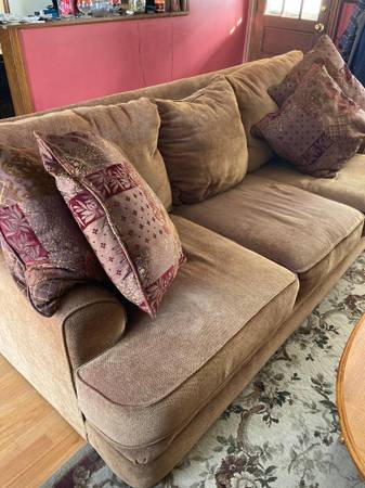 BEAUTIFUL OVERSIZED COUCH AND LOVESEAT 1