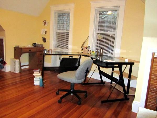$1,075 Bright Big Room near Shops and T to Boston/Longwood, Incl Utility/WiFi (Newton Highlands)63810013049475121