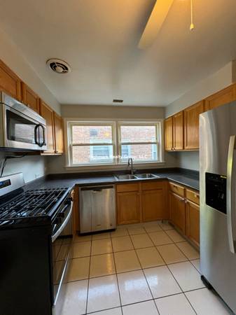 $1,750 / 2br - 🌳🚆🏡 Amplio de 2 habitaciones + oficina ✨ Estacionamiento y almacenamiento incluidos🌳🚆🏡 (Skokie)63918411456899120