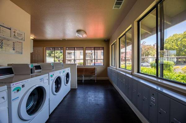 $1,960 / 2br - 904ft2 - Central Heating and Air, Lush Landscaping, Bay View, Luxurious Pool63657846507139124