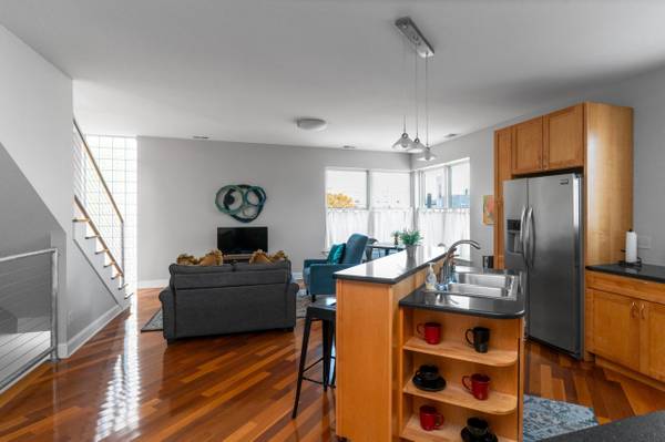 $1,100 / 1br - 867ft2 - Stunning 1-bed, 1-bath corner unit condo (Chattanooga)63993220594818124