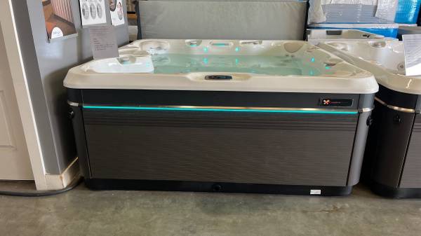 High End Floor Model Caldera Niagara Spa Hot Tub Loaded on Sale 1
