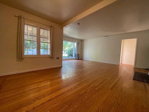 $910 / 3br - 1108ft2 - "Hogar encantador✷3 habitaciones con pisos de madera dura y amplio patio trasero!" (Sacramento)63790713778819123