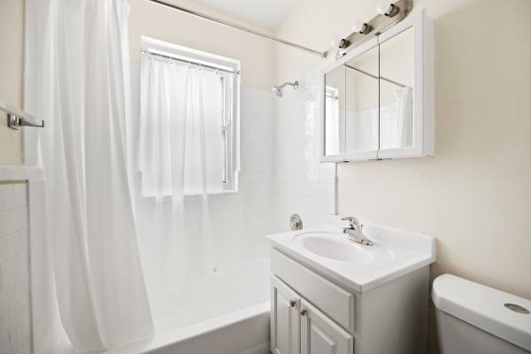 $1,170 Uptown Studio, 2nd & 3rd mo free, Lake and Skyline views (Lakeview)63898984204034122