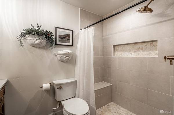 $1,300 / 1br - 667ft2 - The Lake, City & Mountain views are magnificent! No expense spared on (Chelan)63886983225985124