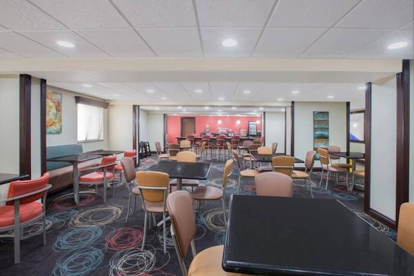 $369 / 1br - Sky Tree pool/ hot tub, Mini-fridge and microwave with free breakfast (8175 E Skelly Dr, Tulsa, OK)63806171625219120