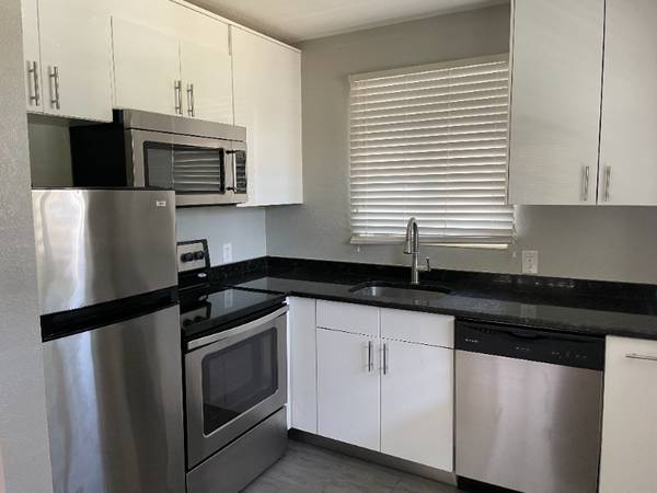 $2050.00 / 2br - 633ft2 - Charming 2BR/1BA Upstairs Garage Apartment in Euclid-St. Paul’s – Pet64002492373377121