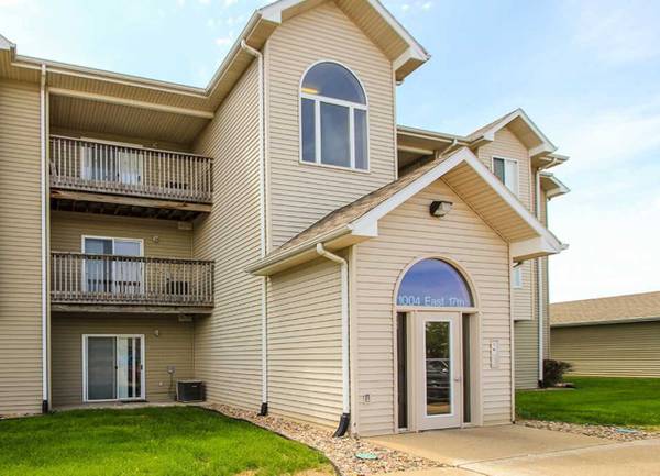 $1,470 / 3br - 1160ft2 - ¡Es la época más MARAVILLOSA del año... para mudarse! (1000 East 17th Street, South Sioux City, NE)63849488060035120