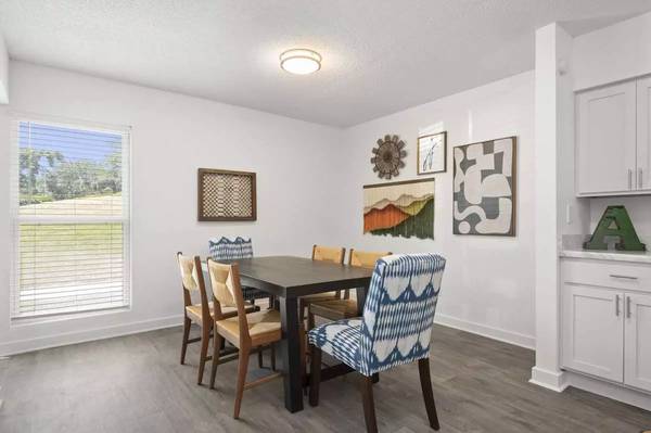 $1,317 / 2 habitaciones - 1100 pies² - ¡Simplemente impresionante! Amplio de 2 habitaciones, 1 baño con mucha luz (Nashville)63673267749507124