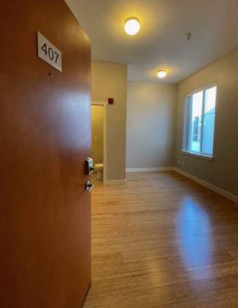 $995 ♥Top Floor Studio - 6 Weeks Free♥ (Near UW Campus)63862288990083121