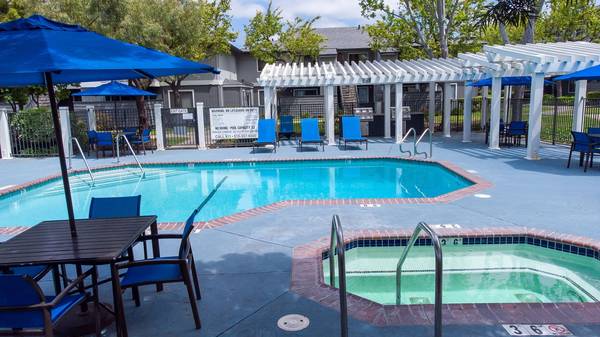 $2,815 / 2br - 972ft2 - Near public transit, Swimming Pool & Jacuzzi, LARGE BEDROOMS (san leandro)63834322674435120