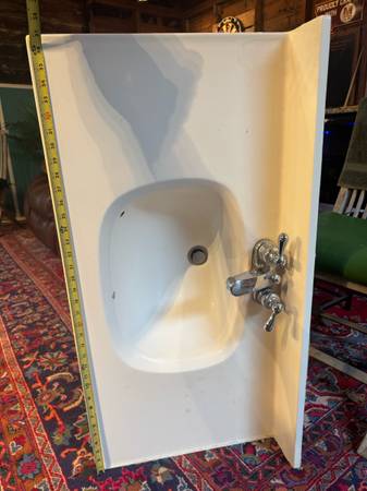 One-piece countertop/sink basin 1