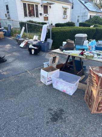 Yard sale queen ave (West Warwick)63670070250625120