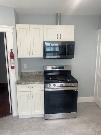$3,000 / 2br - 1100ft2 - Hermoso primer piso en casa de dos familias con estacionamiento. Cocina y baño nuevos disponibles. ¡AHORA! (Área de Brighton Center cerca del Hospital Saint Elizabeth's.)63655303281923124