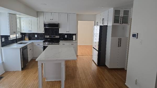 1 Fully renovated with great amenities, harwood floors, spacious spaces, 1