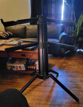 K & M spider keyboard stand 1