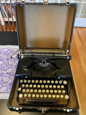 Royal Typewriter 1