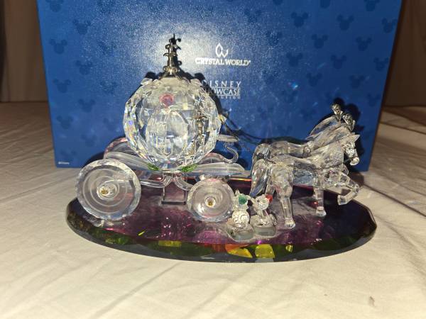 Beautiful crystal carriage from the Disney Showcase Collection by Crys 1