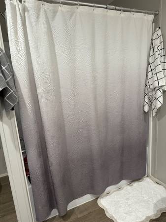 Shower Curtain - $5 (Katy)62942252256515121
