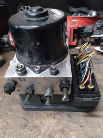 2001-05 BMW 325i OEM ABS pump module 1