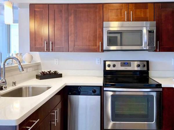 $2,250 / 2br - 774ft2 - Views of Downtown Seattle, Cascade Mountain Range and Mt. Rainier (West Seattle)64031312111873120