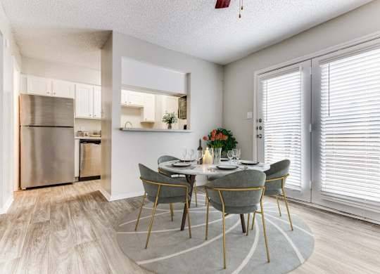 $1,690 / 2br - 1374ft2 - 2 habitaciones, cancha deportiva, ventilador de techo (613 Clearwood Drive, Richardson, TX)63867603137793123