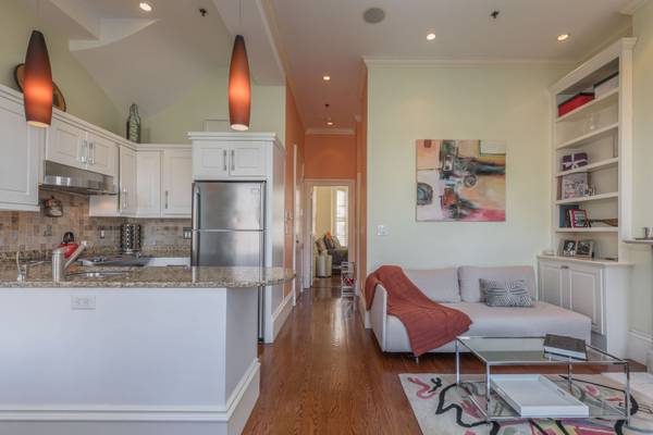 $3,800 / 1hab - 600ft2 - Ofrecido completamente amueblado – Renovado apartamento de un dormitorio a nivel del salón (Boston)63699236464131124