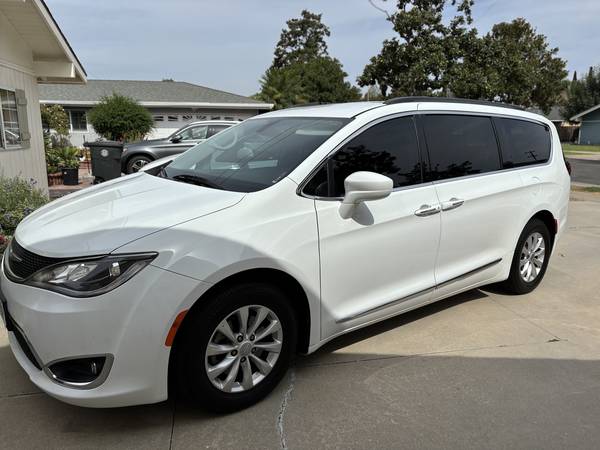 2017 Chrysler Pacifica Touring L – Clean Title – 107k Miles – Priced t 1