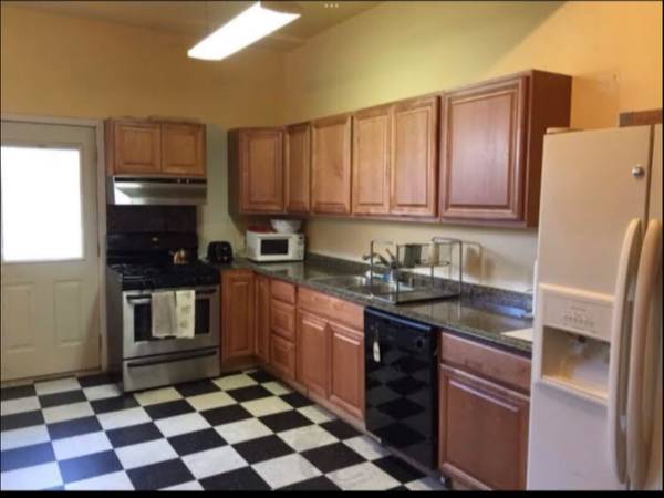 $1,050 / 1br - Habitación amueblada agradable cerca del centro comercial Capitola, servicios incluidos (capitola)63869455471619124