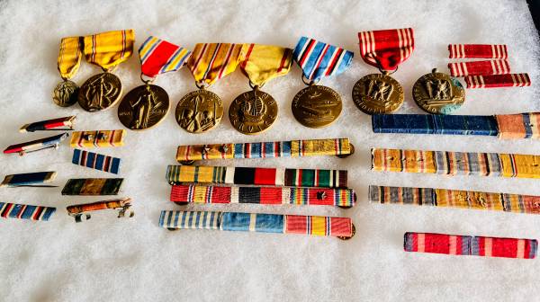 U.S.  ARMY WW 2 Medals and Ribbon Collection 1