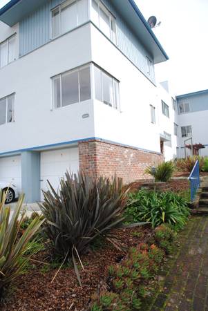 $2,500 / 1br - Incredibly bright spacious one bedroom in Adams Point (oakland lake merritt / grand)63946670988290120