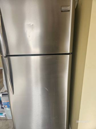 FRIDGIDARE REFRIGERATOR/FREEZER 18 CU FT 1