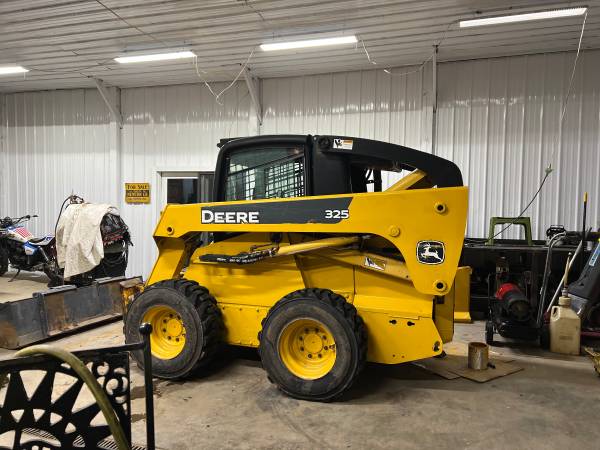 John Deere 325 1