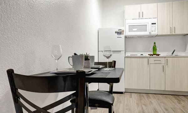 Free Premium Cable TV, Flat Screen TVs, Free Parking 1