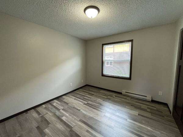 $895 / 2br - 650ft2 - 🏡 Beautifully Updated 2 Bedroom Apartment – Eau Claire, WI (Eau Claire, WI)63845958319747123