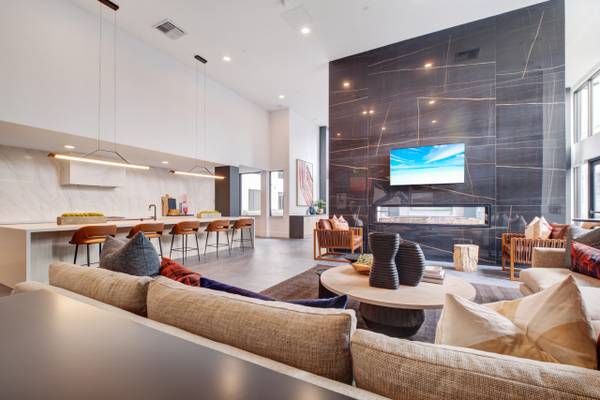 $4,653 / 2br - 902ft2 - USB outlets, Bike storage, Walk-in showers (SOMA / south beach)63785476891011121