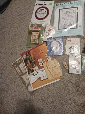 Muchos libros de kits de manualidades sin usar, libros de costura, punto de cruz y telas C - $20 (Lubbock)63435199695875124