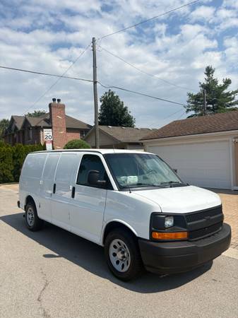 2011 chevy express 1500 4.3 v6 - $7,800 (Schiller Park)63616772945667123