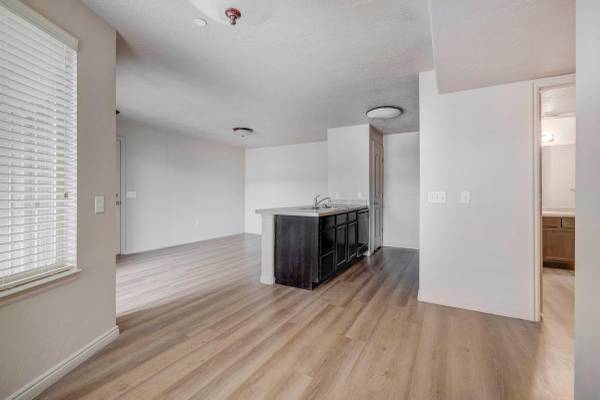 $1,466 / 2br - 817ft2 - Centro de fitness, balcón, techos altos, electrodomésticos de acero inoxidable63670989882627120