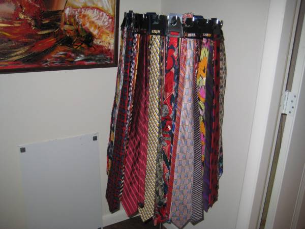 MEN'S 200 DESIGNER TIES W/ DISPLAY RACK 1