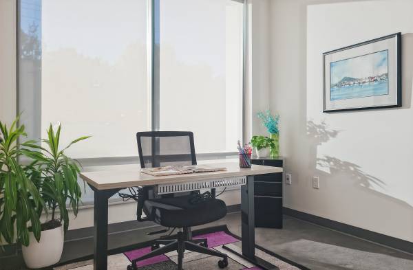 🎁💸Holiday Savings!  Window Office! $794/mo – 25% OFF! Sign by 12/12! 1