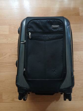 Richardo carryon suitcase like new 4 wheel 🛞 spinner 1
