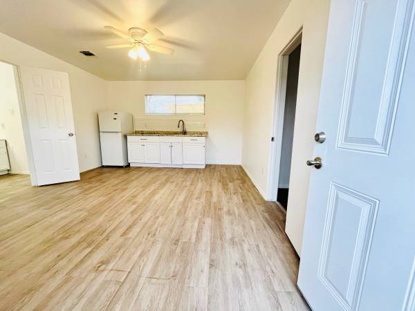 $900 / 1br - Pretty Apartment t with private back yard (Houston)63924169062403122